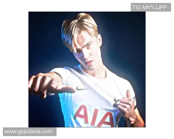 全球足坛风云人物：揭示足球1号球星的传奇之路与未来展望