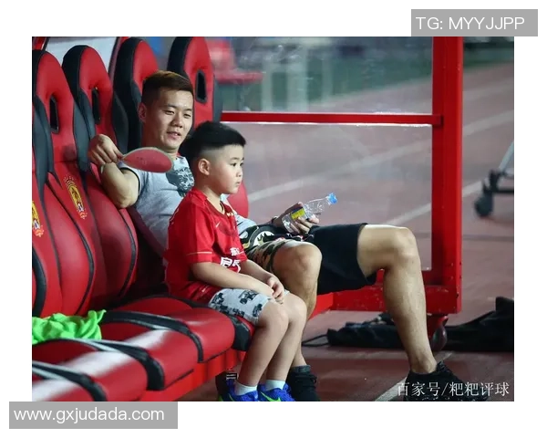 足球明星携萌娃出镜展现父爱温情的瞬间大揭秘